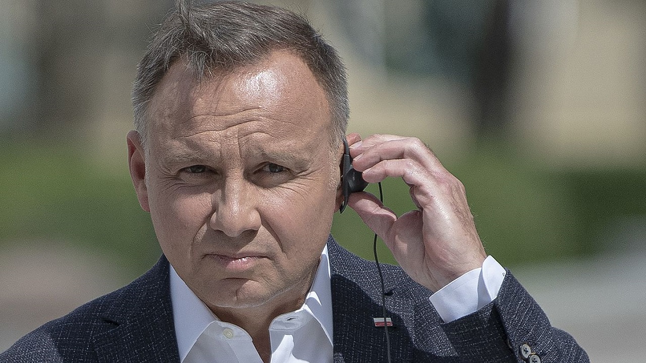 فيديو..مكالمة هاتفية بين رئيس بولندا ومحتال روسي أقنعه بأنه ماكرون