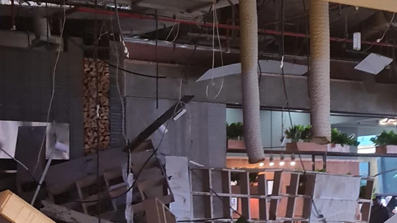 فيديو..انهيار سقف مطعم شهير بالكويت