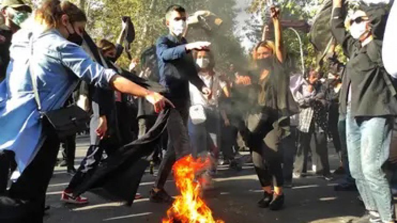 الشرطة الإيرانية تلجأ لاغتصاب الفتية والفتيات لردع الاحتجاجات