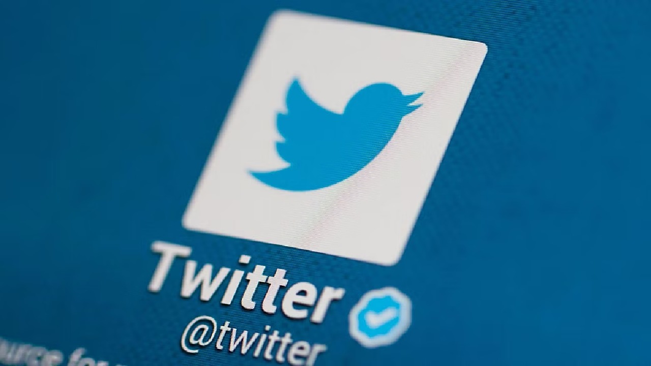 بالفيديو .. خبير يكشف موقف حسابات تويتر الموثقة سابقاً من دفع الرسوم الشهرية