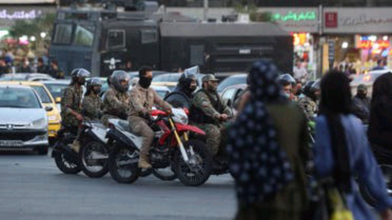 طهران تنقل 150 مقاتلا من بغداد إلى مشهد لقمع المتظاهرين