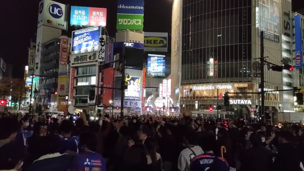 شاهد .. جماهير اليابان يحتفلون في شوارع طوكيو بعد الفوز على ألمانيا