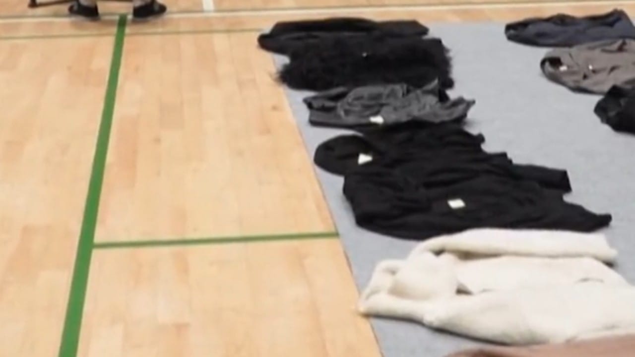 بالفيديو.. مشاهد لملابس وأحذية ضحايا حادث تدافع الهالوين في كوريا الجنوبية