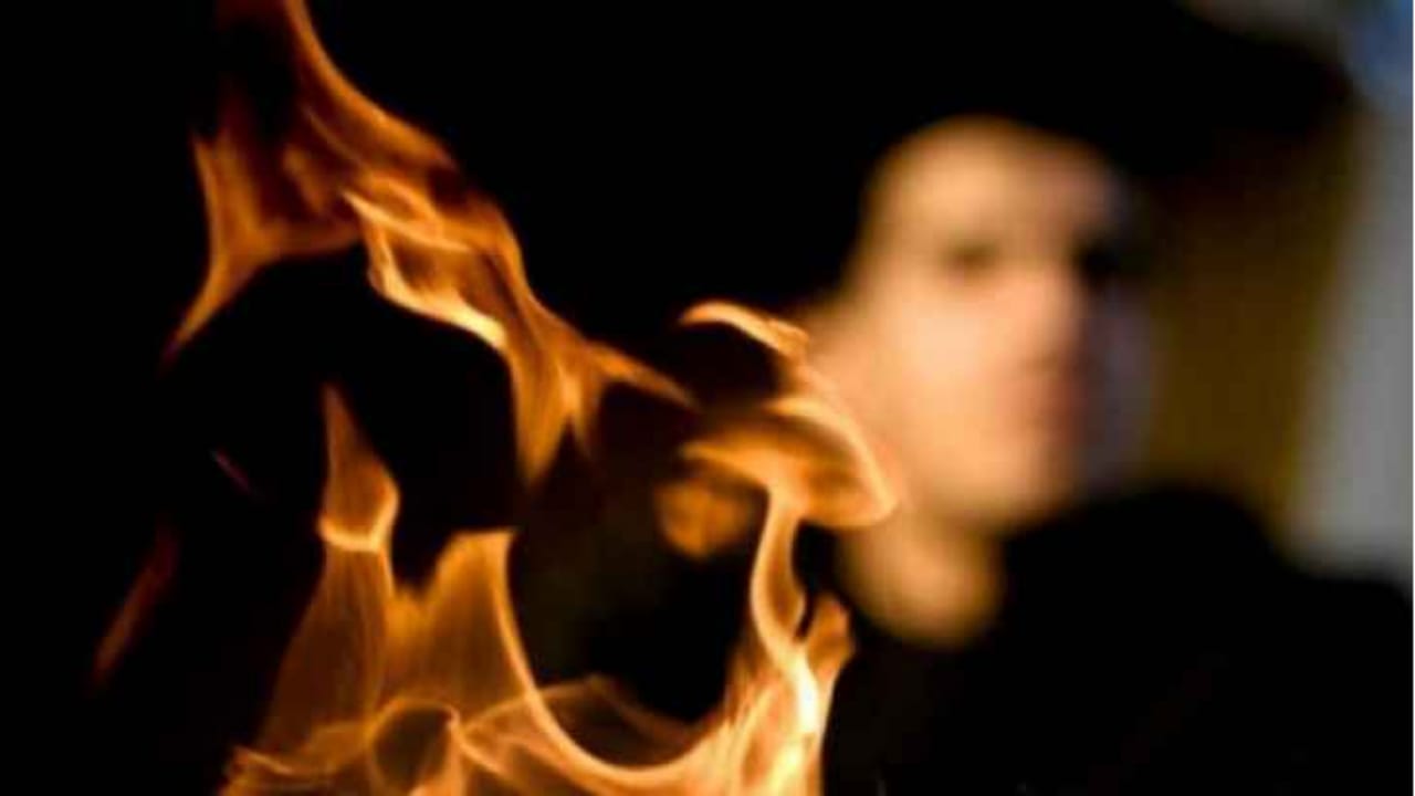شاب يحرق منزل خطيبته السابقة