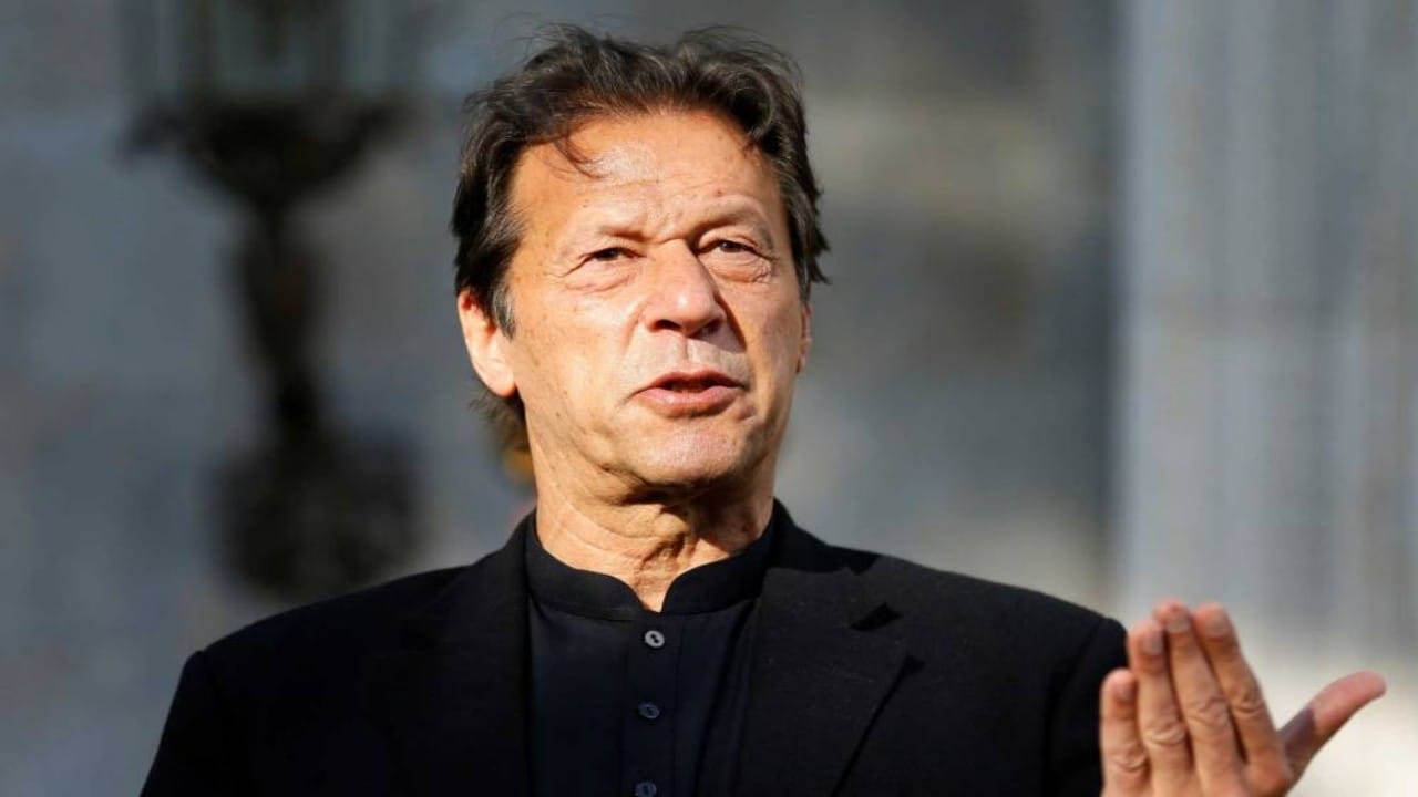 بالفيديو.. إصابة رئيس وزراء باكستان السابق عمران خان بطلق ناري