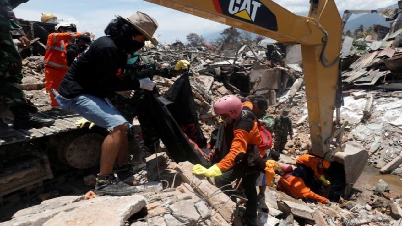زلزال إندونيسيا يودي بحياة 64 شخصًا ويصيب 300 آخرين