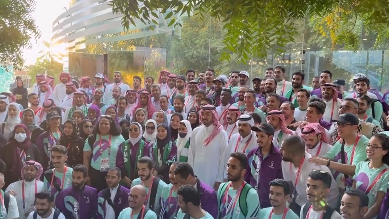 وزير الرياضة يلتقط الصور التذكارية مع متطوعي ومتطوعات المملكة في كأس العالم