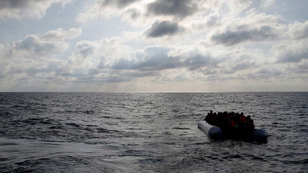 فارق أحدهما الحياة.. امرأة تلد توأمًا على متن قارب هجرة غير شرعية
