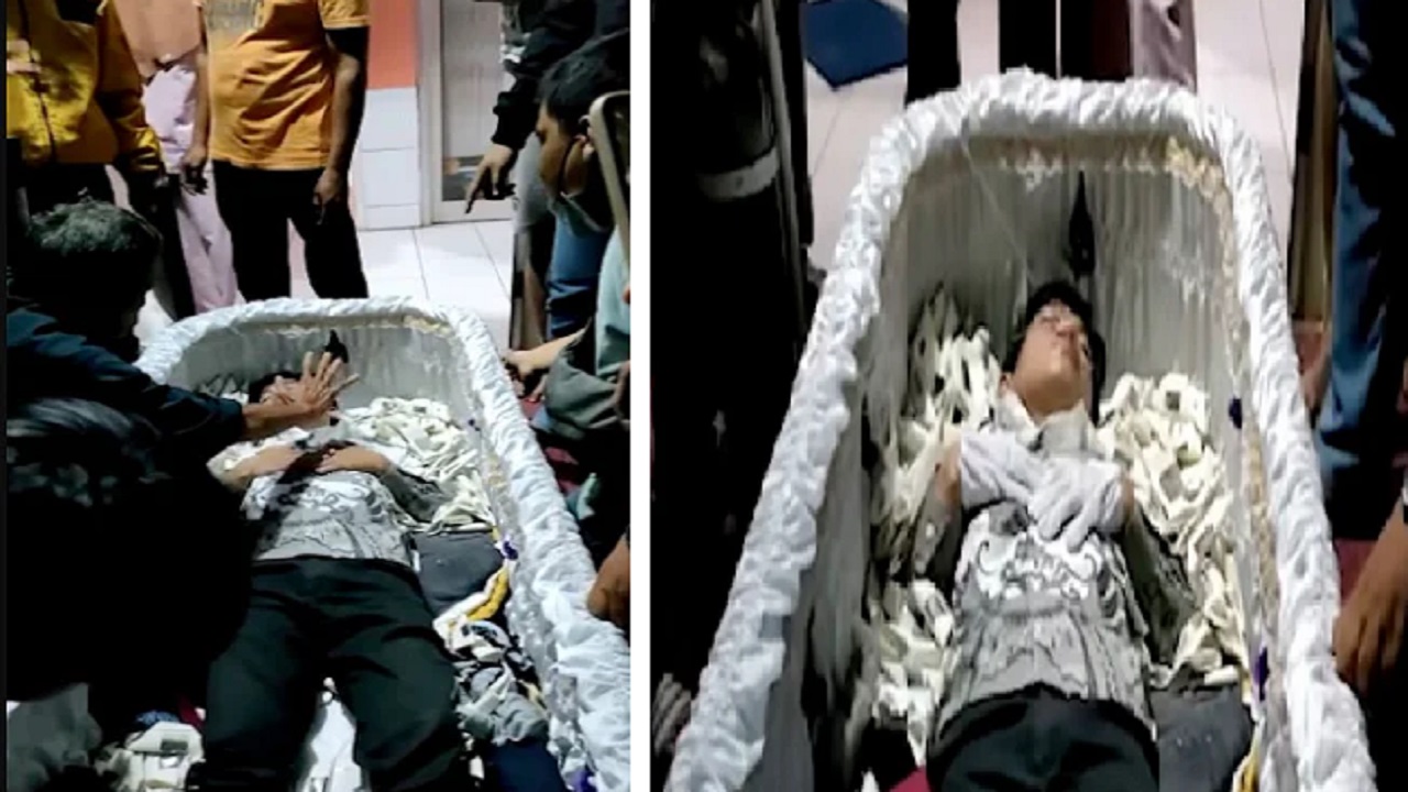 بالصور.. رجل إندونيسي ينهض من نعشه بعد إعلان وفاته