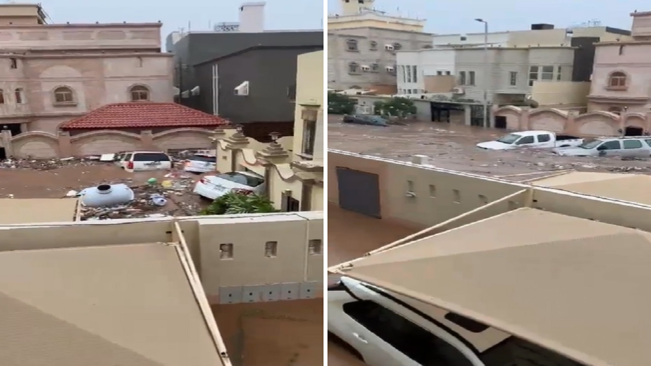 بالفيديو.. لحظة دخول عشرات السيارات المجروفة من السيول لحي الأجاويد بجدة