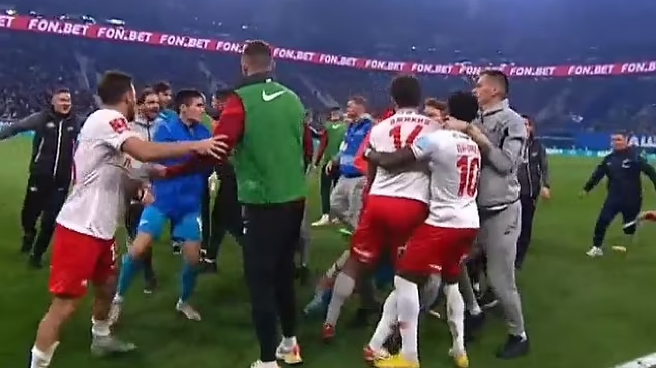 شاهد.. مشاجرة جماعية عنيفة خلال مباراة في كأس روسيا
