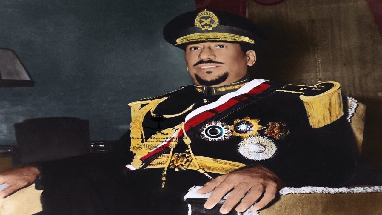 صورة نادرة للملك سعود بلباس القائد الأعلى للقوات المسلحة