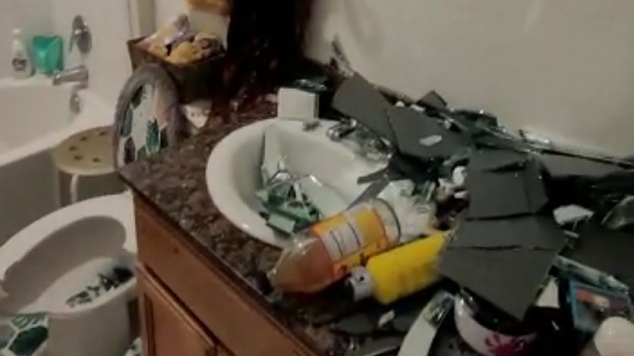 بالفيديو.. طفل يحطم أثاث منزل بالكامل بسبب أخذ الجوال منه