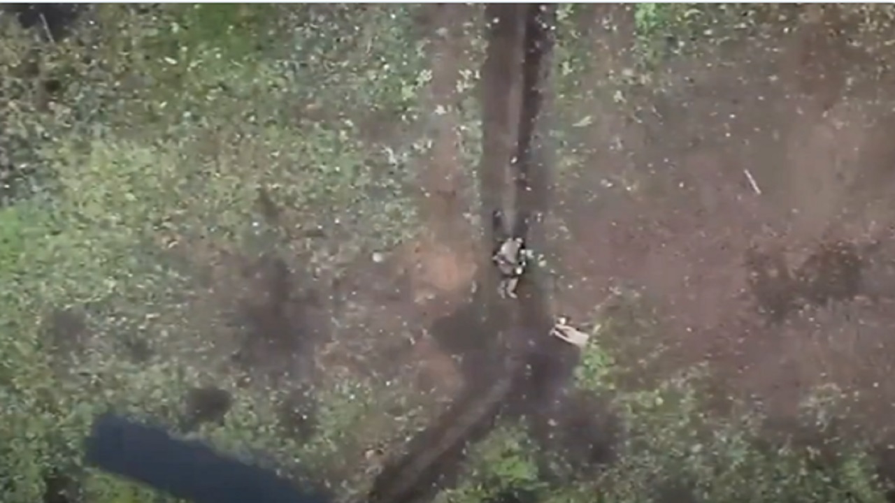 بالفيديو .. جندي روسي ينقذ نفسه من قنابل طائرة درون