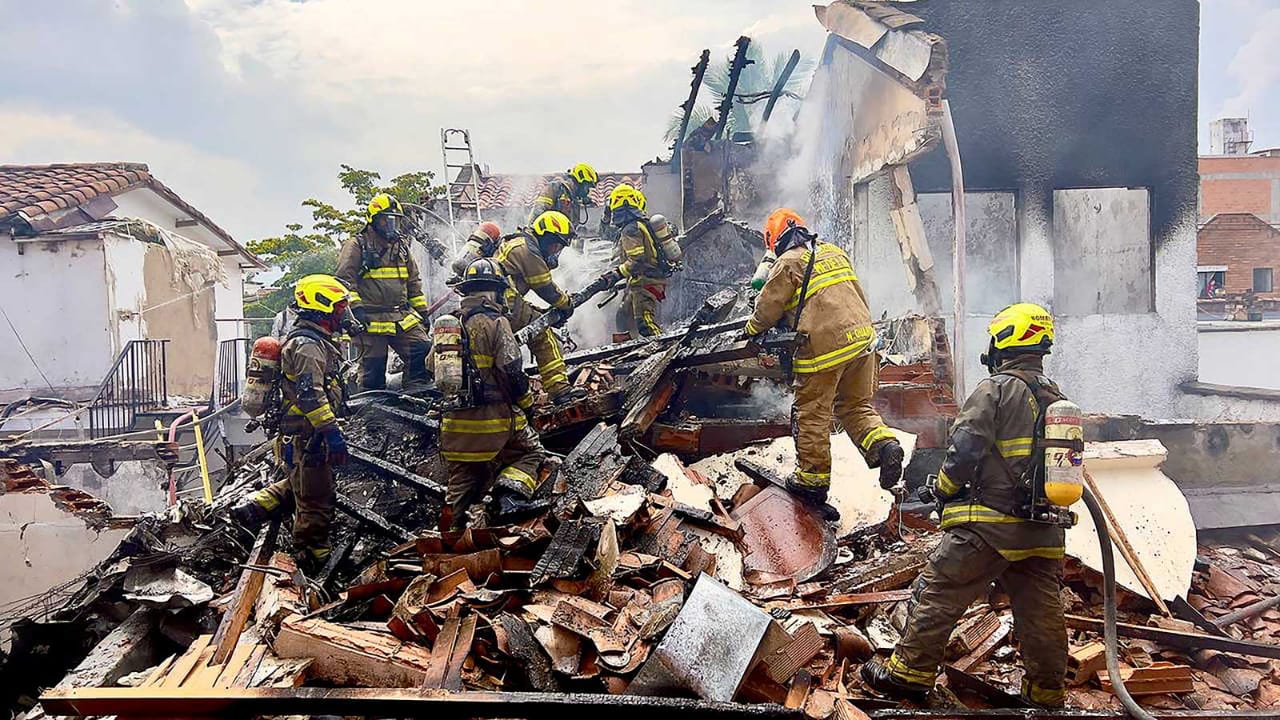 وفاة جميع ركاب الطائرة المتحطمة في حي سكني بكولومبيا