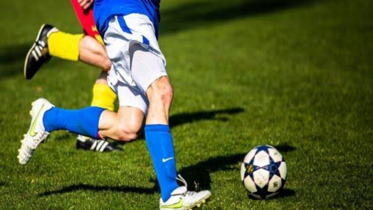 الصحة تكشف عن فوائد ممارسة كرة القدم 
