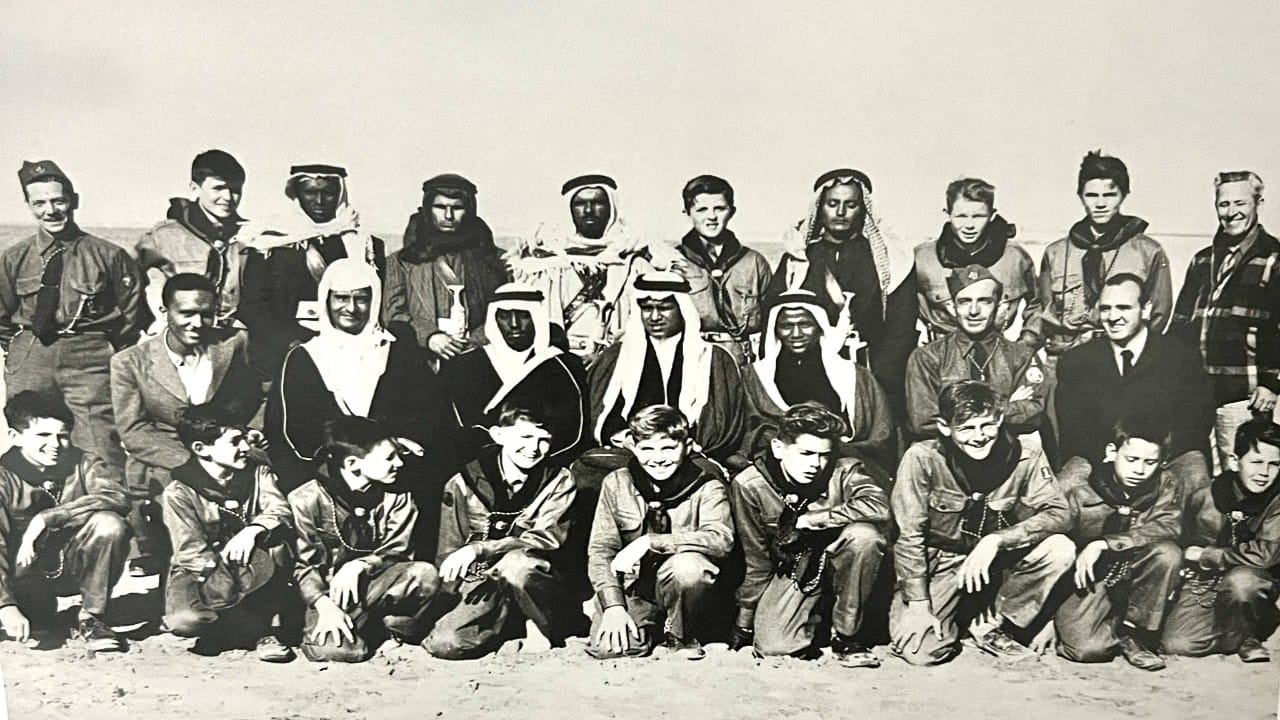 شاهد.. صورة نادرة لأبناء الملك سعود مع أفراد &#8220;كشافة أرامكو&#8221; في الظهران 