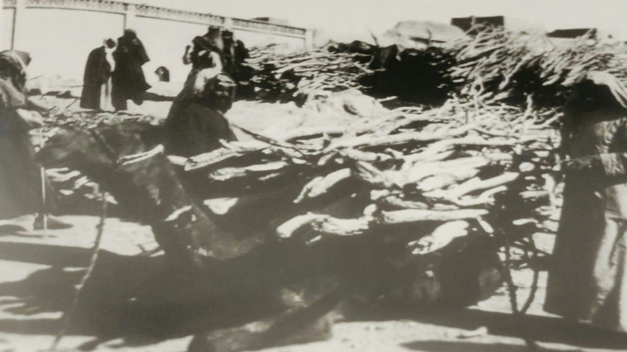 شاهد.. صورة نادرة لسوق الحطب بالرياض في مطلع السبعينات الهجرية