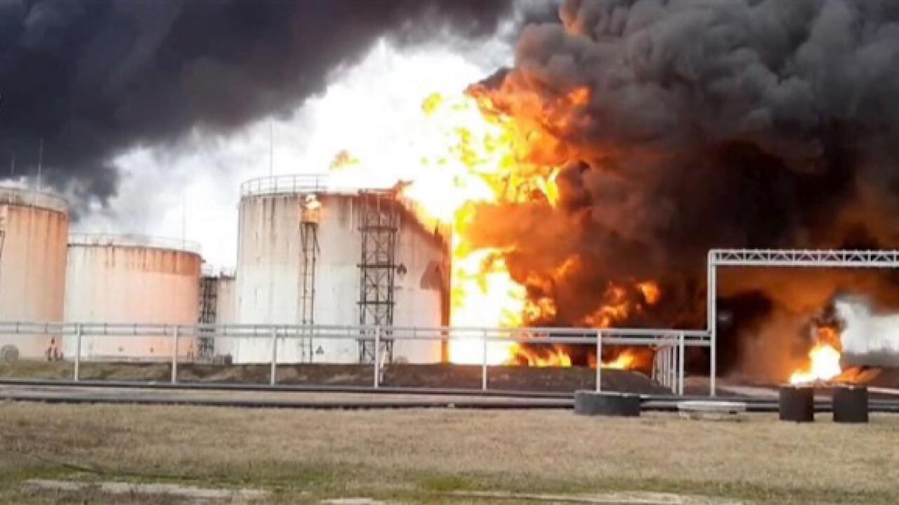 إخماد حريق في منشأة أنجارسك لتكرير النفط في روسيا