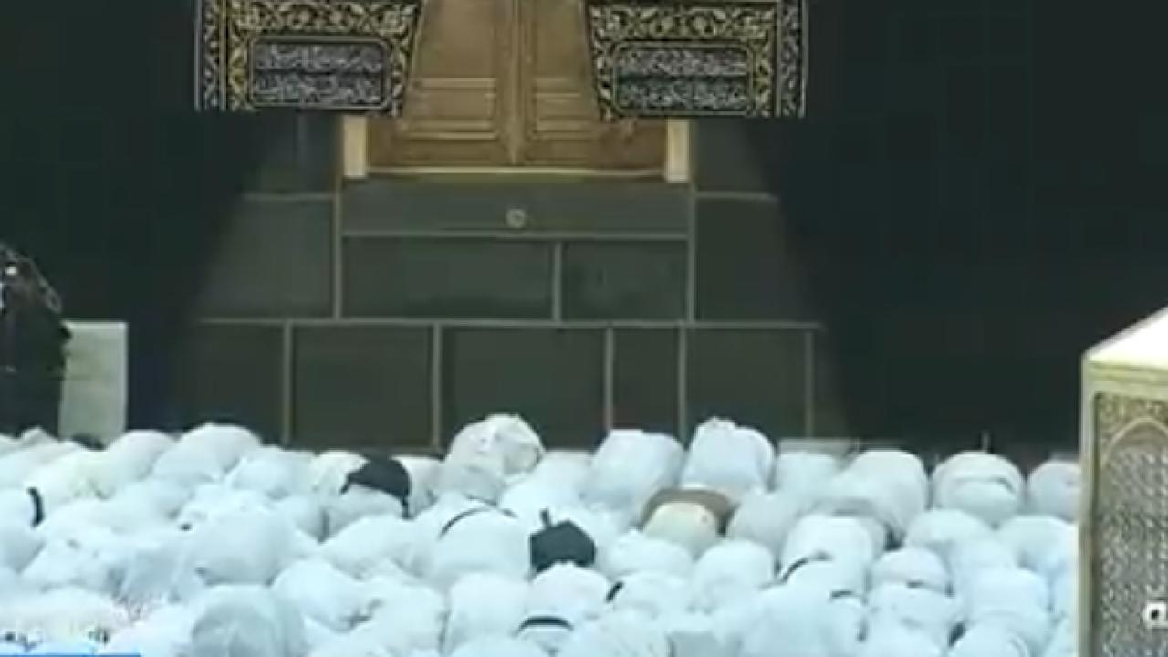 بالفيديو.. المصلون يؤدون صلاة الظهر في ساحات الحرم تحت الأمطار الغزيرة