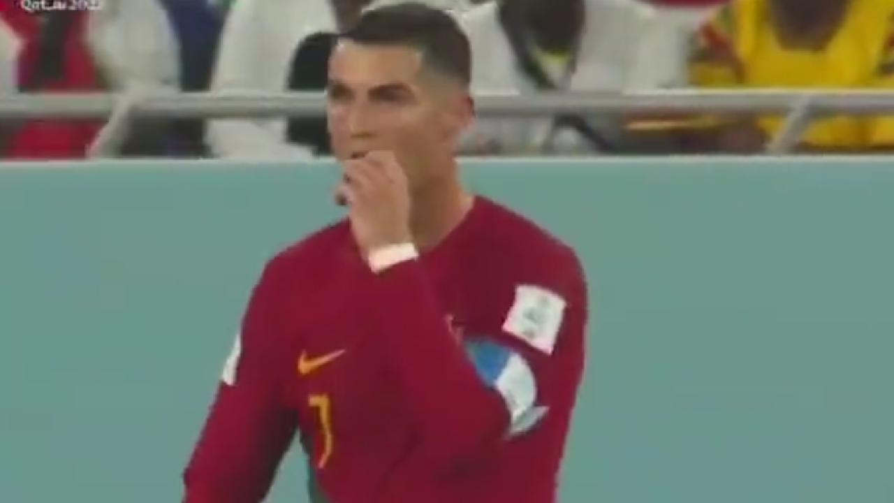 بالفيديو.. رونالدو يتناول شيء غامض من شورته خلال مباراة غانا
