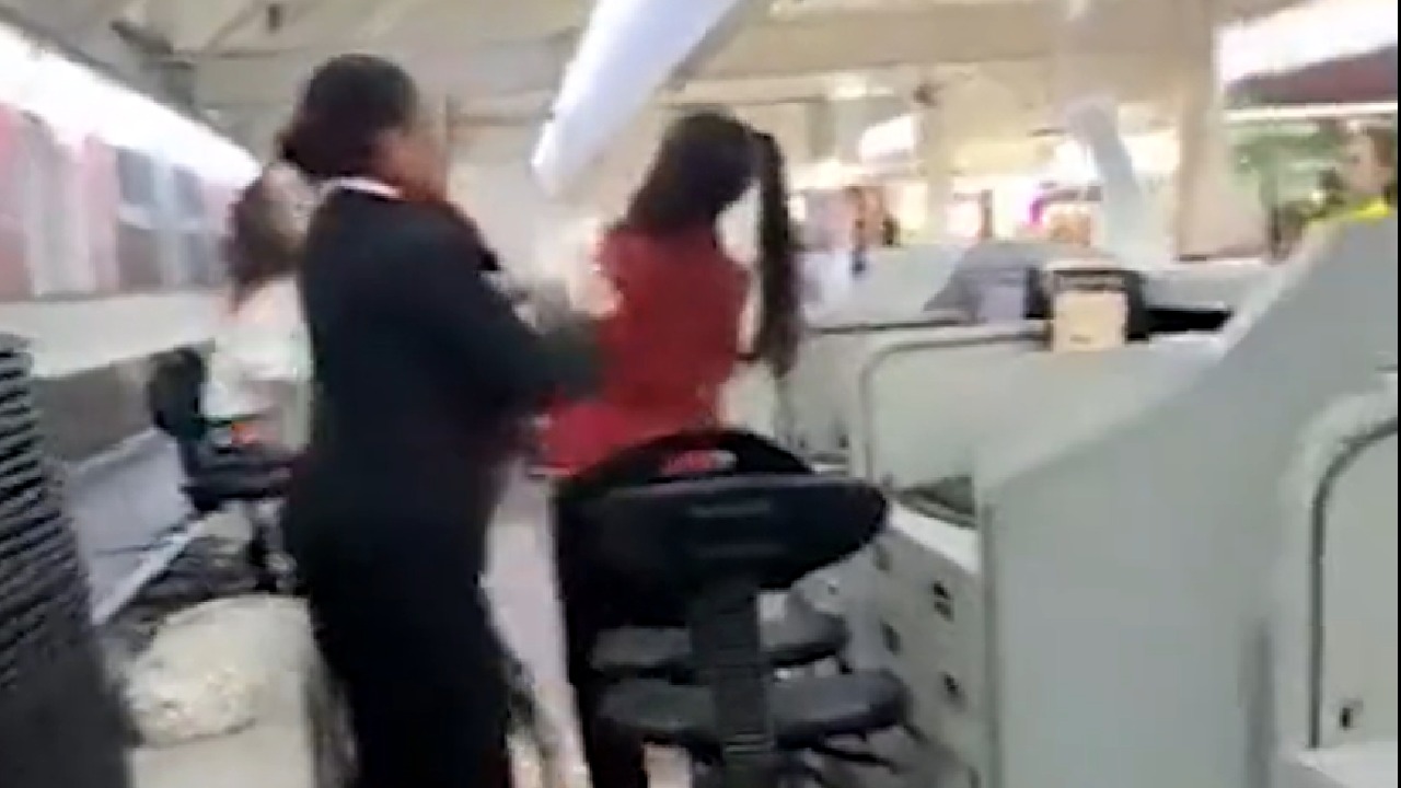 شاهد .. مسافرة تهاجم موظفي مطار في المكسيك