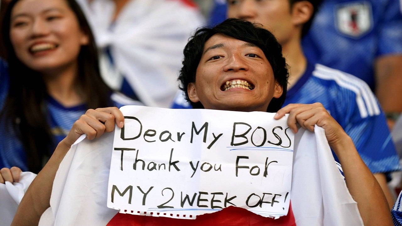 مشجع ياباني يفاجئ مديره بلافتة طريفة في المونديال