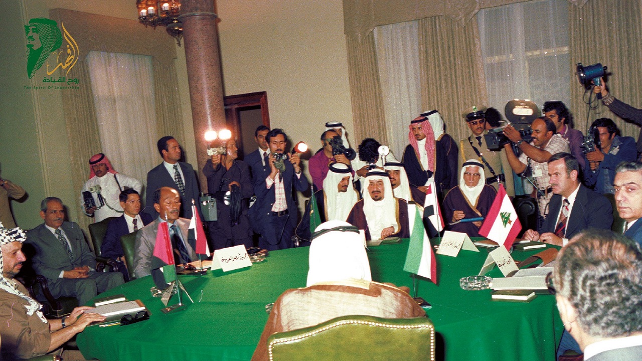 صورة تاريخية للملكين خالد وفهد بمؤتمر القمة العربي السداسي غير العادي