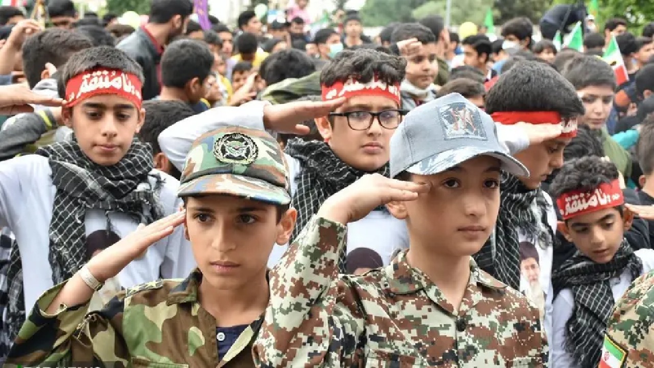 بالصور .. إيران تجند الأطفال لقمع المحتجين