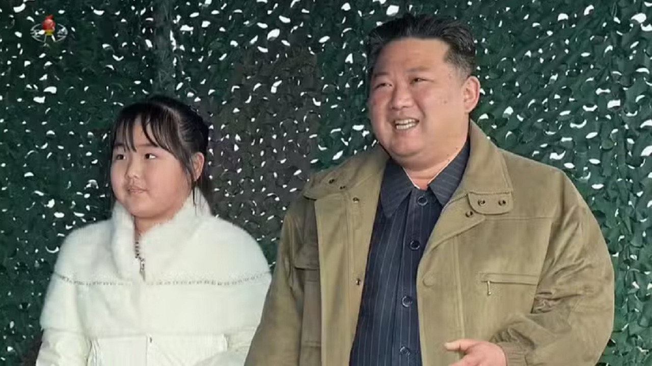 صور..زعيم كوريا الشمالية يصطحب طفلته لموقع سلاح دمار شامل!