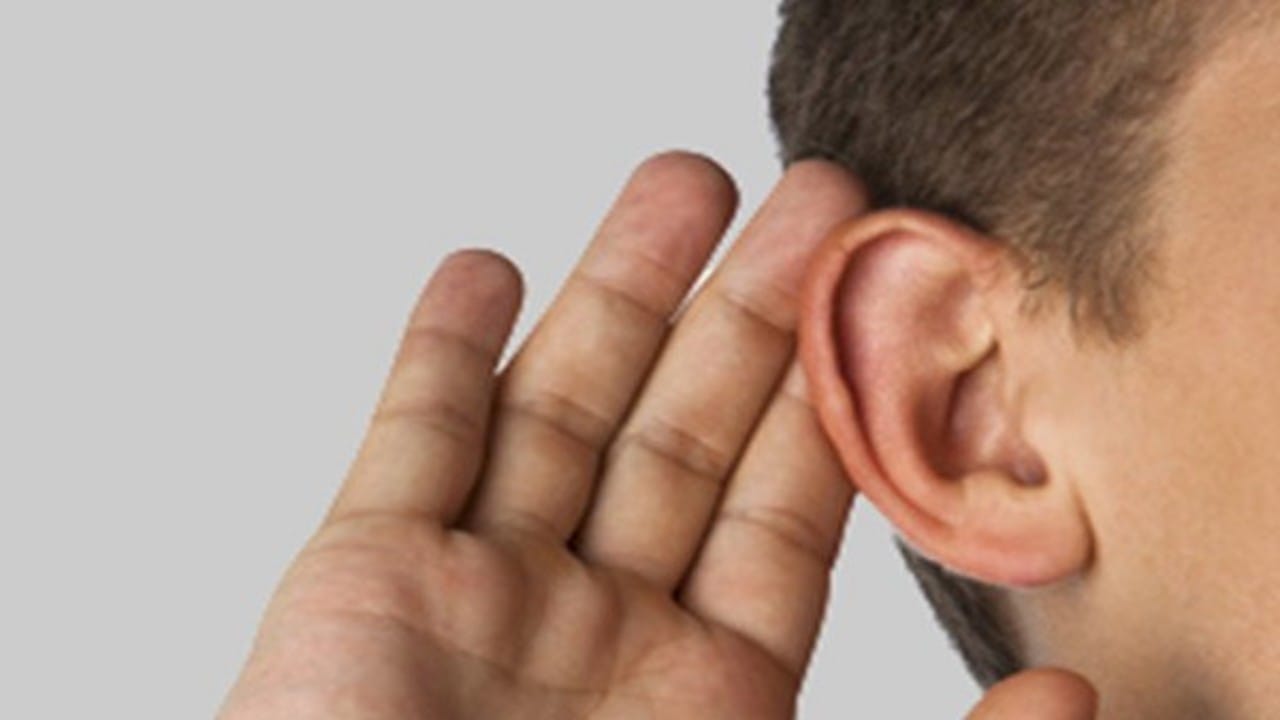 طريقة لتعزيز السمع البشري في المواقف الصاخبة