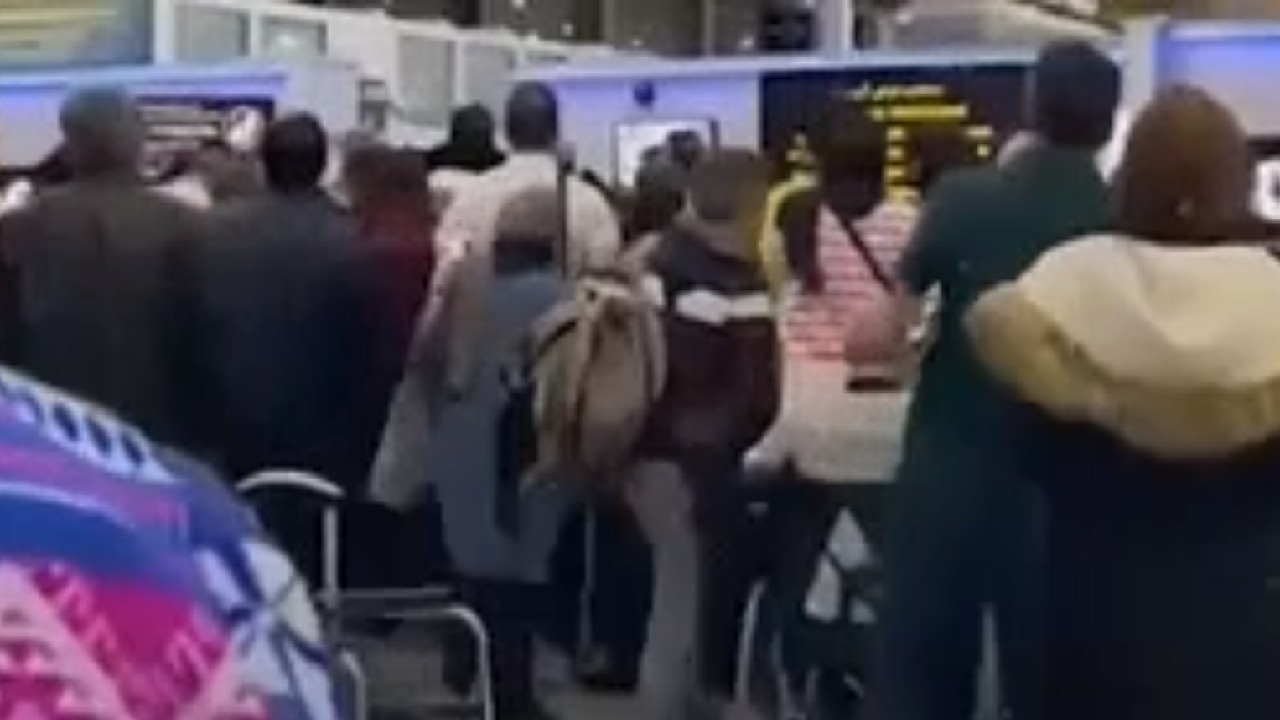 شاهد .. اشتباكات بين مسافرين إيرانيين ومرتزقة الحرس الثوري في مطار الخميني
