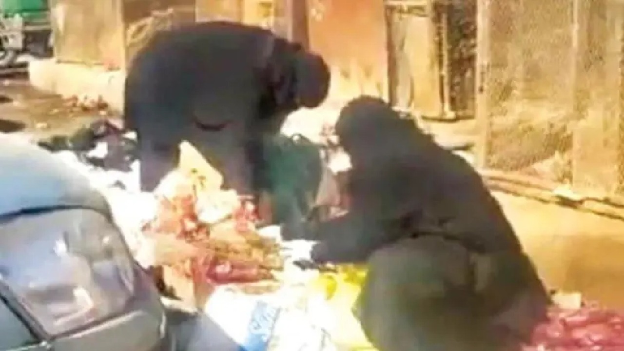 صورة نساء يمنيات يبحثن عن الطعام وسط القمامة تثير الغضب