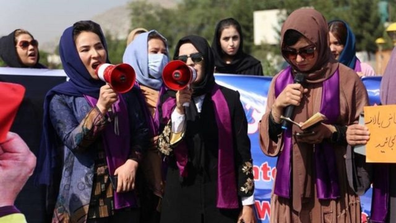 أفغانيات يتظاهرن احتجاجاً على منعهن من التعليم