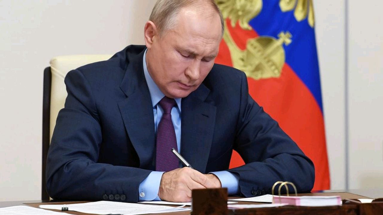 بوتين يسمح بمنح الجواز السفر الروسي لسكان المناطق الأوكرانية المحتلة