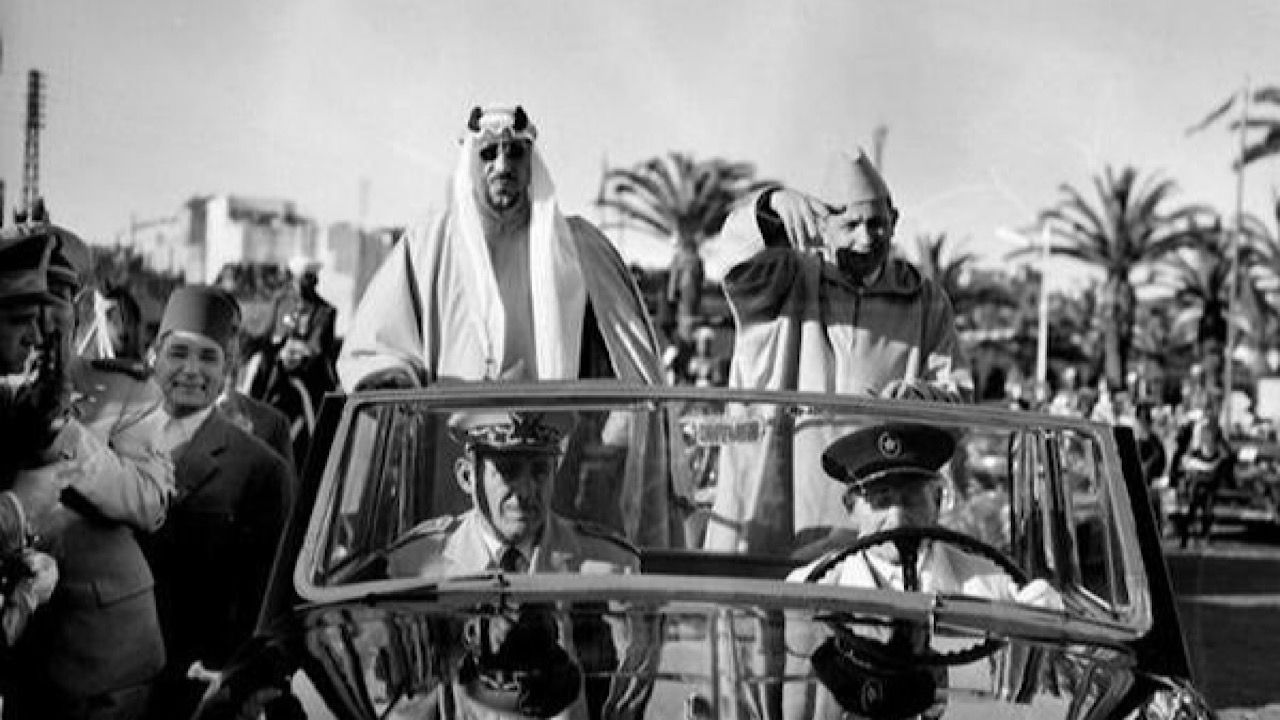 صورة تاريخية نادرة للملك سعود وهو يزور الدار البيضاء برفقة ملك المغرب