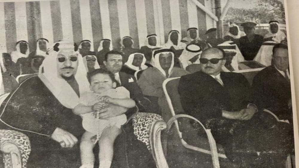 صورة نادرة للملك سعود مع نجله الوليد