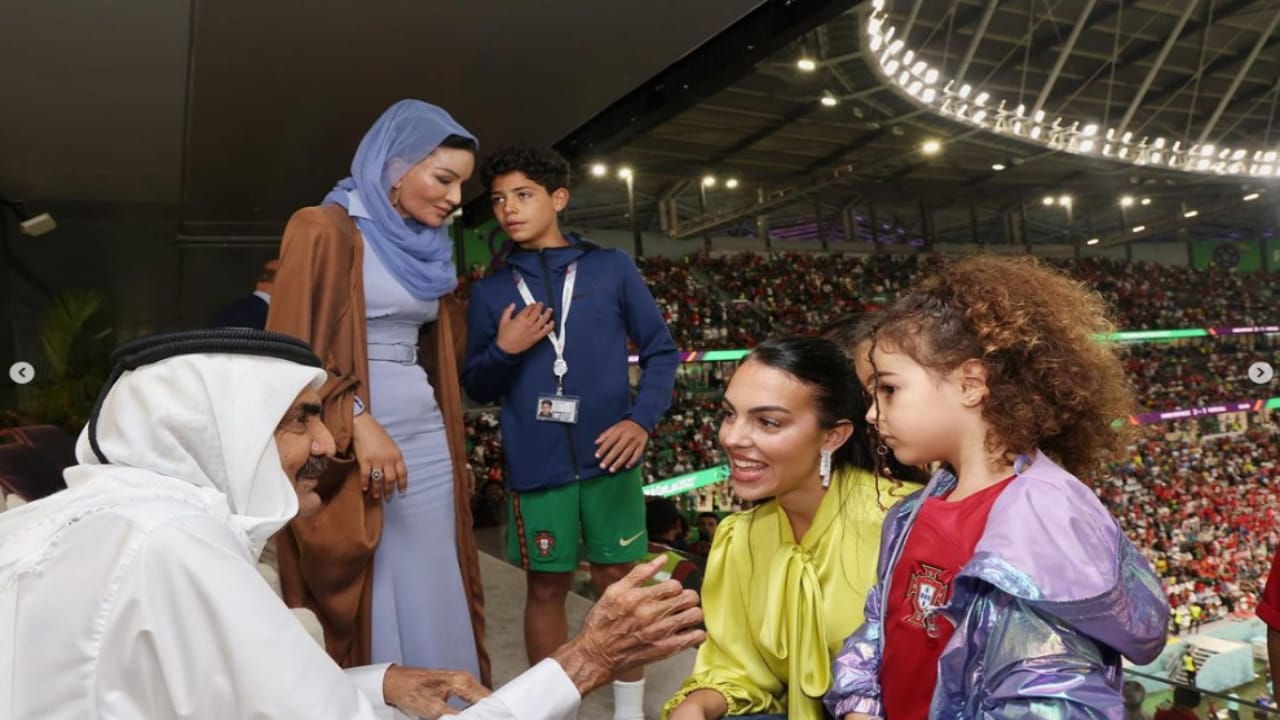 بالفيديو والصور.. أمير قطر السابق يستضيف صديقة رونالدو وأولاده