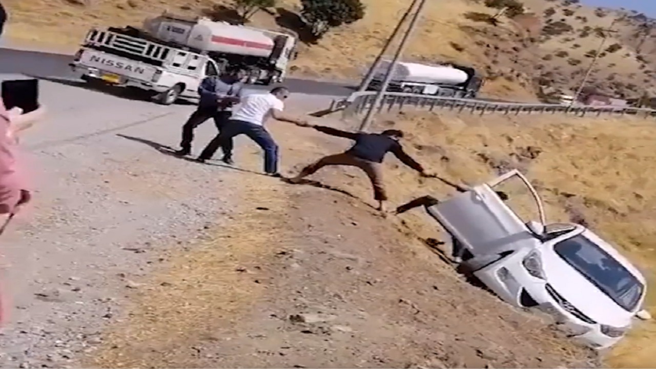 فيديو..لحظة إنقاذ شاب من الموت بعد سقوط سيارته من منحدر عال