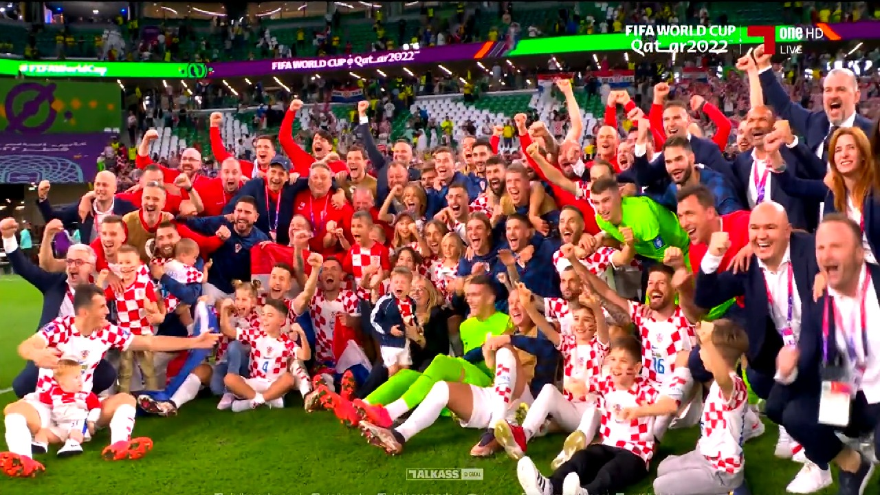 شاهد .. لاعبو منتخب كرواتيا يحتفلون بالتأهل مع أفراد عائلاتهم