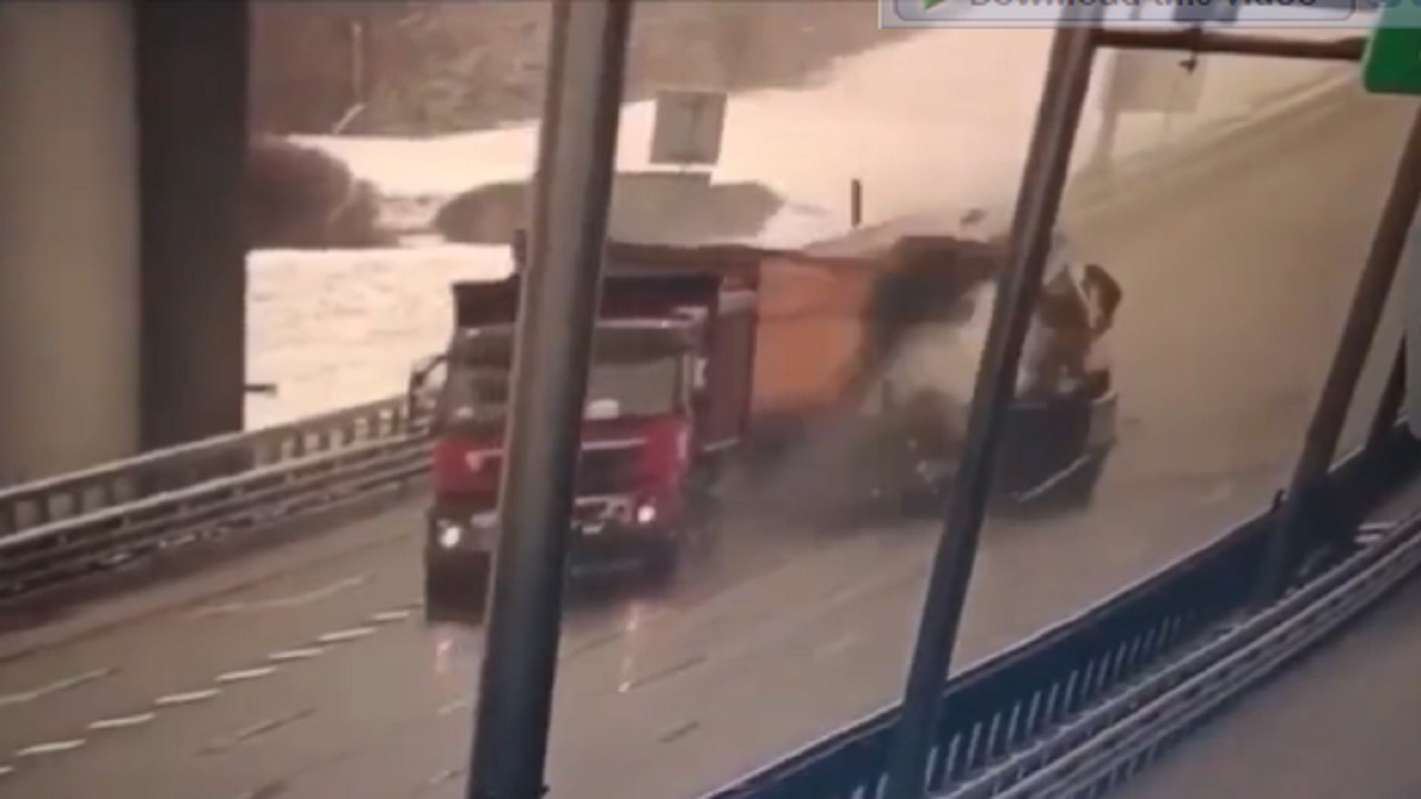 بالفيديو .. سائق شاحنة ينام على المقود ويتسبب في حادث اصطدام كبير