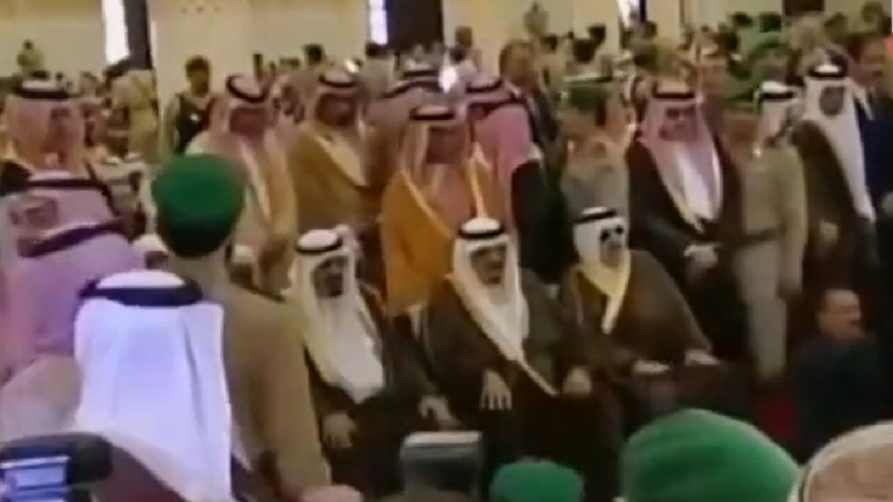 فيديو نادر للصلاة على جثمان الملك فهد بحضور الملكيْن عبدالله وسلمان