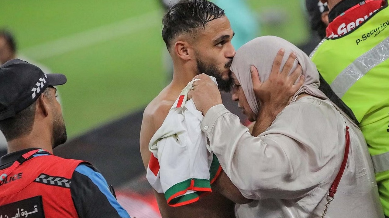 شاهد..عناق المغربي سفيان بوفال لوالدته بعد التأهل لدور الـ16