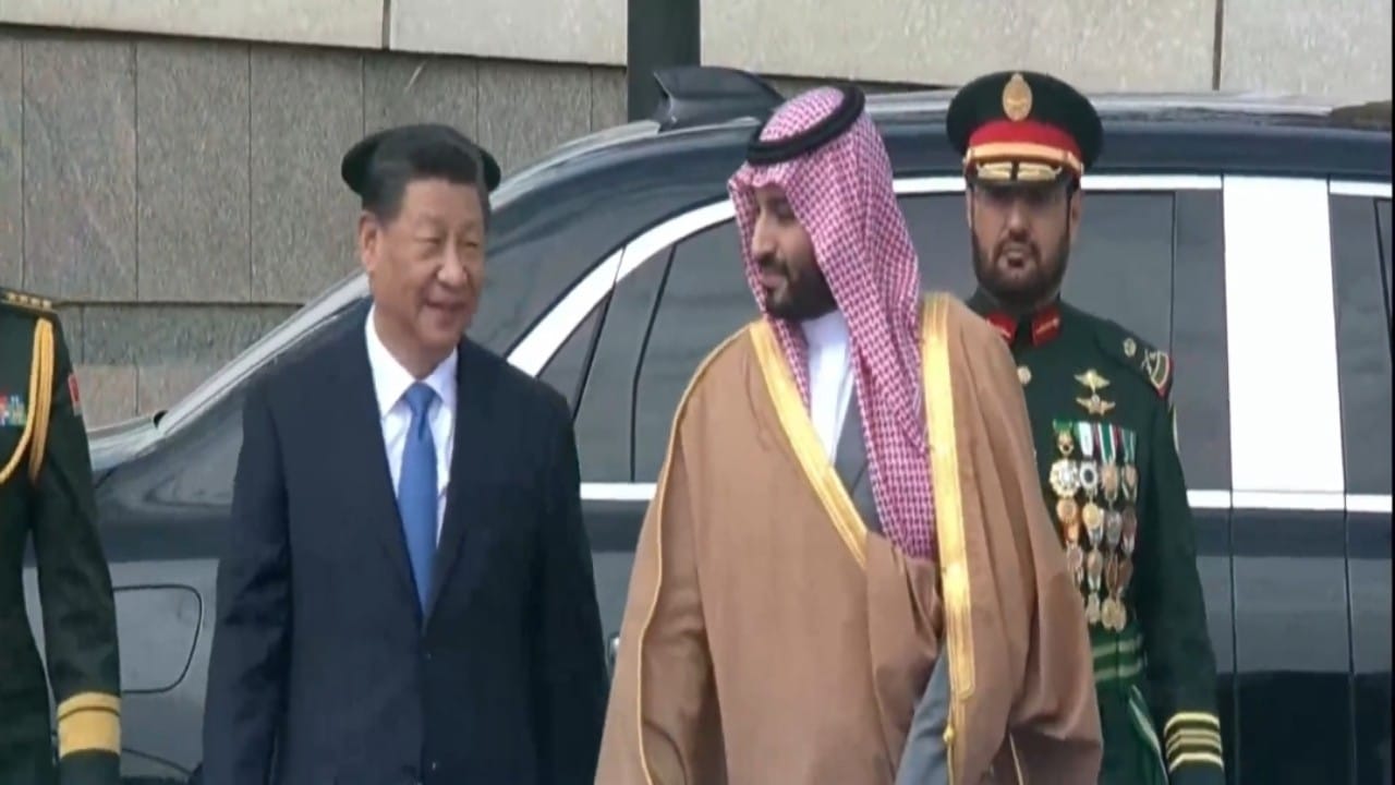 بالفيديو.. ولي العهد يستقبل الرئيس الصيني بالديوان الملكي