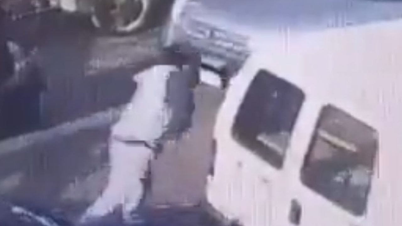 بالفيديو.. رجل يقتل قائد سيارة رميًا بالرصاص أمام المارة