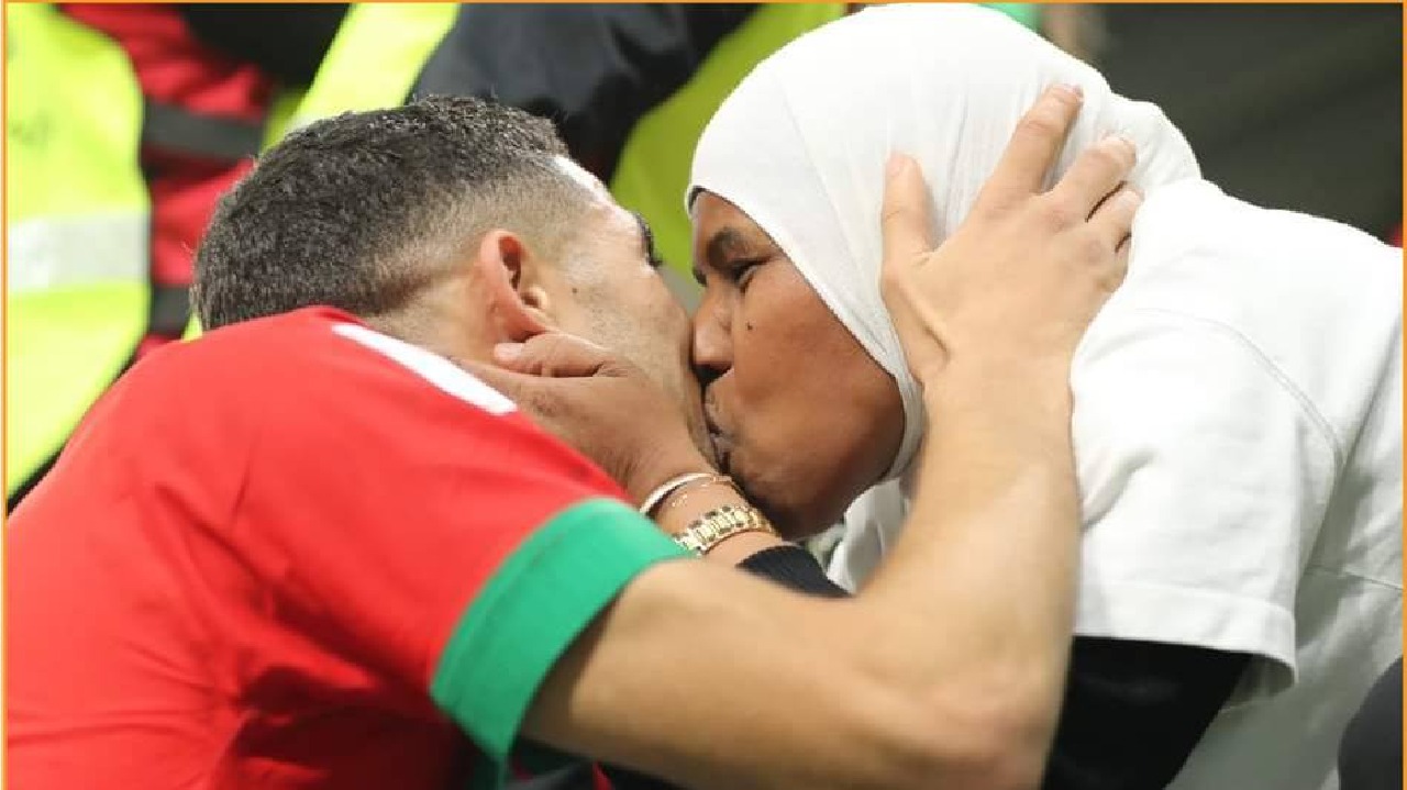 شاهد .. حكيمي يتوجه لوالدته في المدرجات للاحتفال معها بعد تأهل المغرب التاريخي