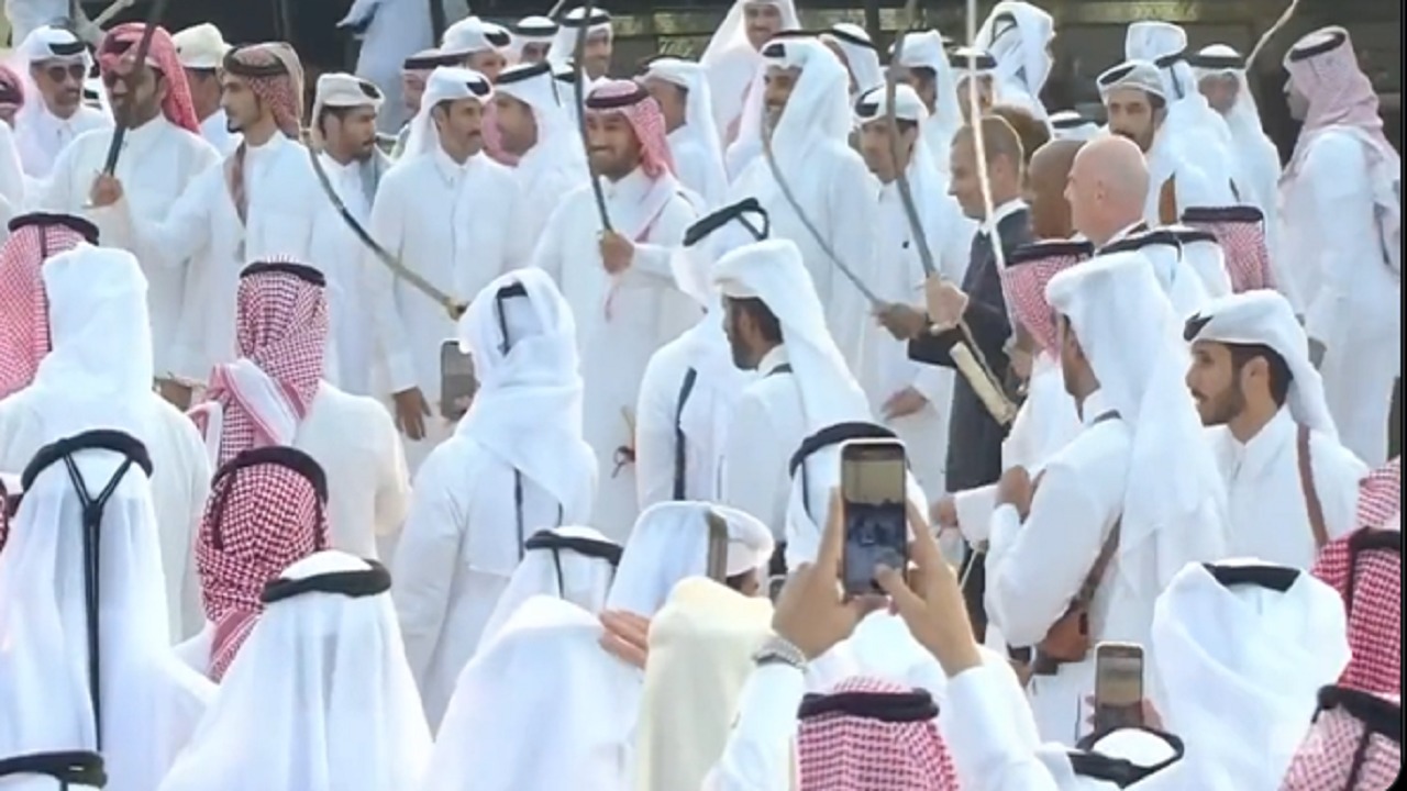 فيديو..وزير الرياضة وأمير قطر ورؤساء فيفا والكاف يؤدون العرضة