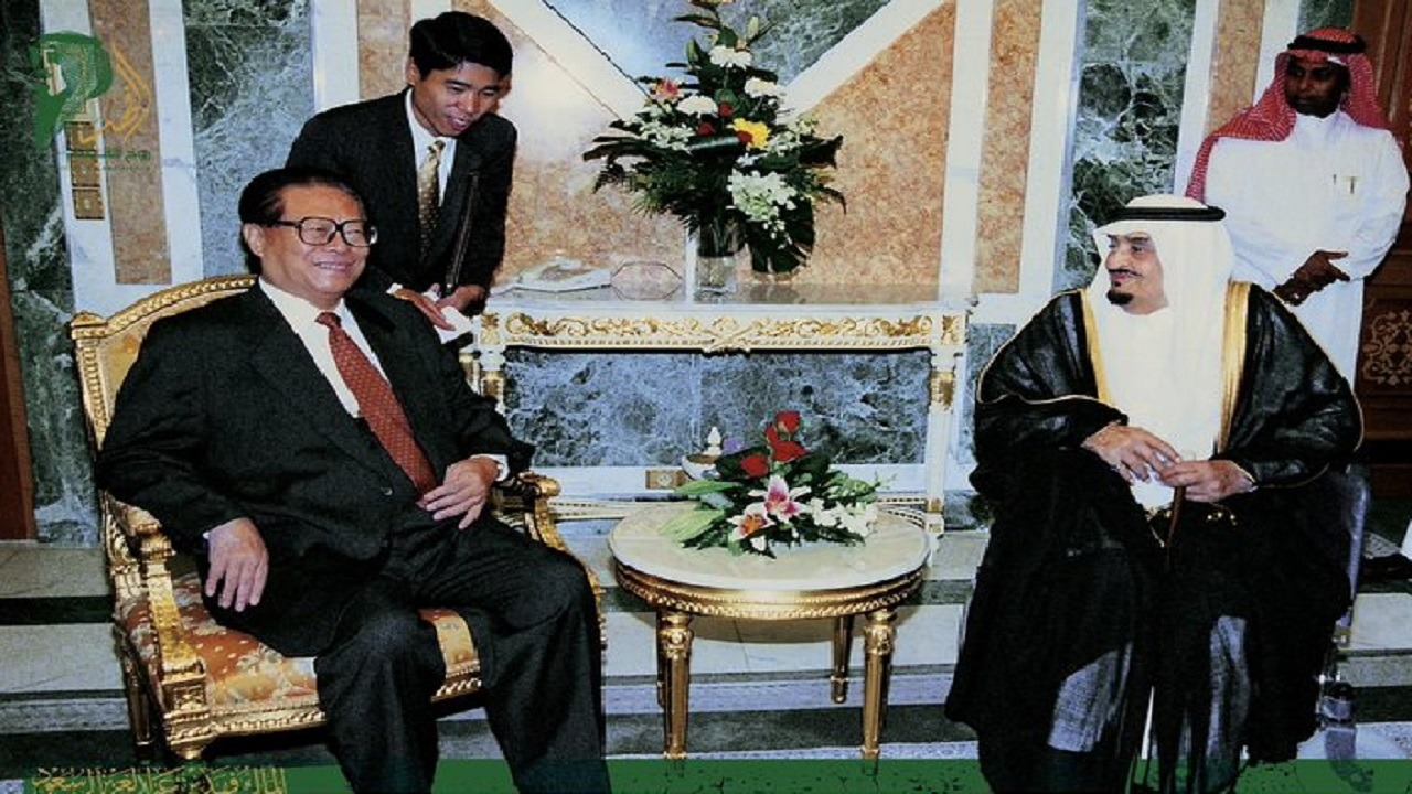 صورة تاريخية للملك فهد مع رئيس الصين الراحل جيانغ زيمن