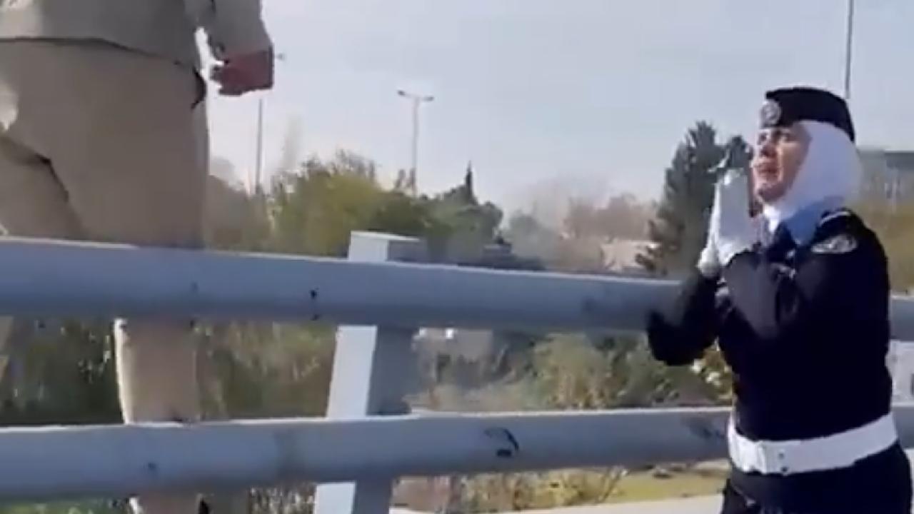 بالفيديو.. ضابطة تثني شابًا عن إلقاء نفسه من فوق جسر