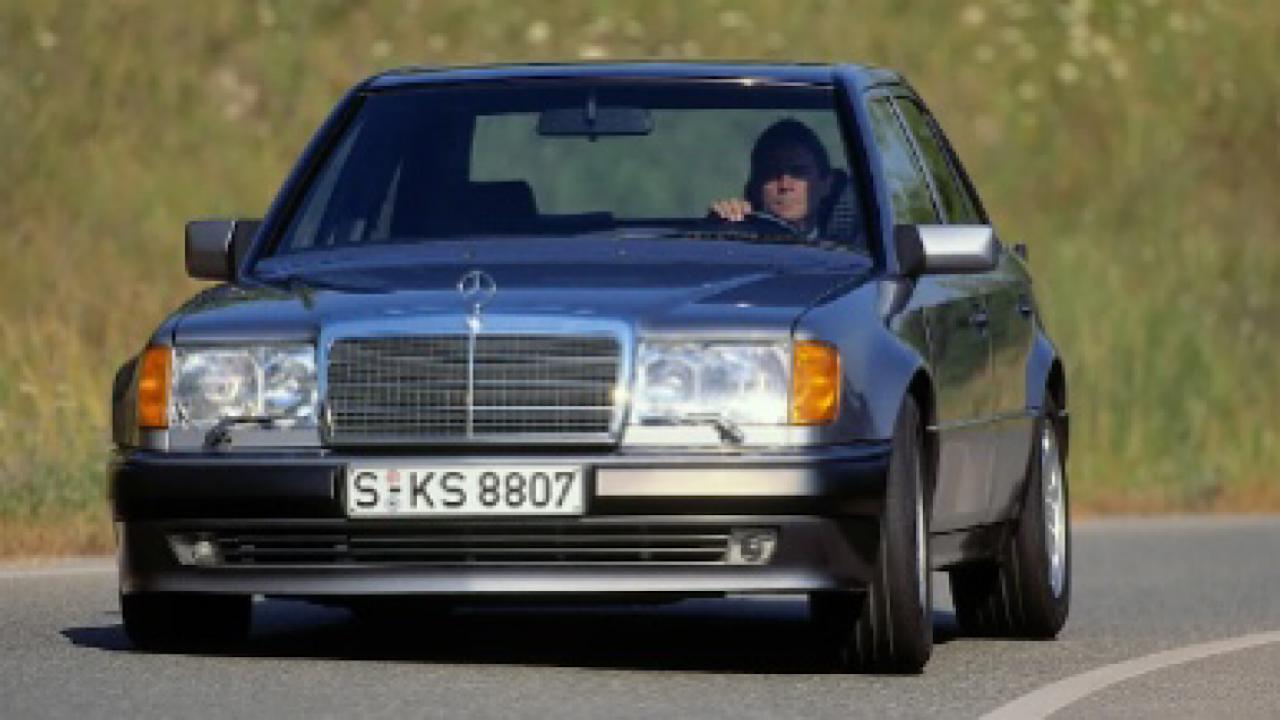 بالصور.. مواصفات السيارة مرسيدس E200 موديل 1990 لعشاق السيارات القديمة